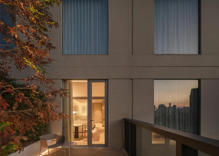 Kromo Bangkok, Curio Collection By Hilton